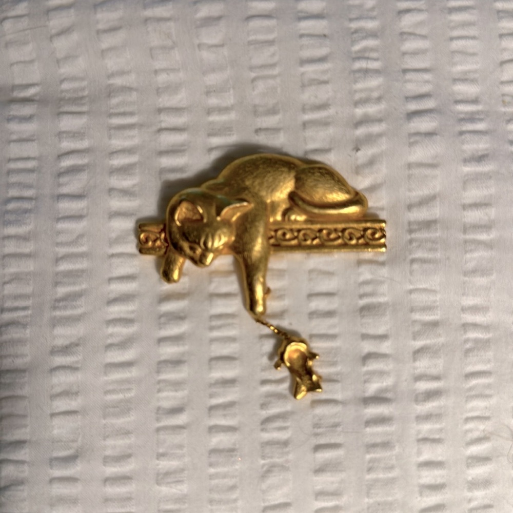 Gold Tone Cat on a Shelf Holding a Dangling Mouse JJ Signed Brooch